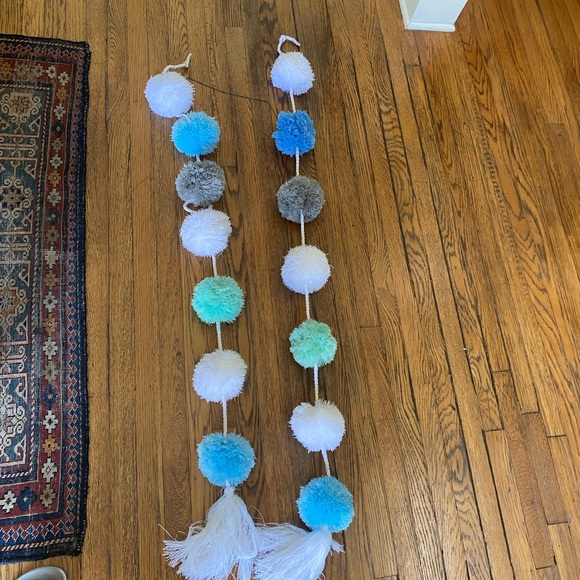 Two large pom-poms - Picture 1 of 4